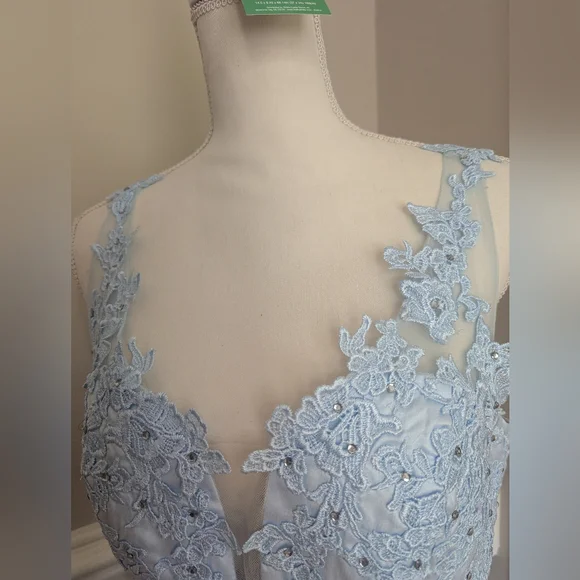 Elegant Blue Lace Dress - Picture 4 of 9